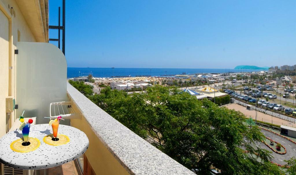 Hotel Alba Serena Misano Adriatico Eksteriør bilde